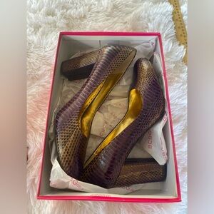 BCBG Calista2 Claret/Rich Snake Skin Pumps 8.5M Purple Gold